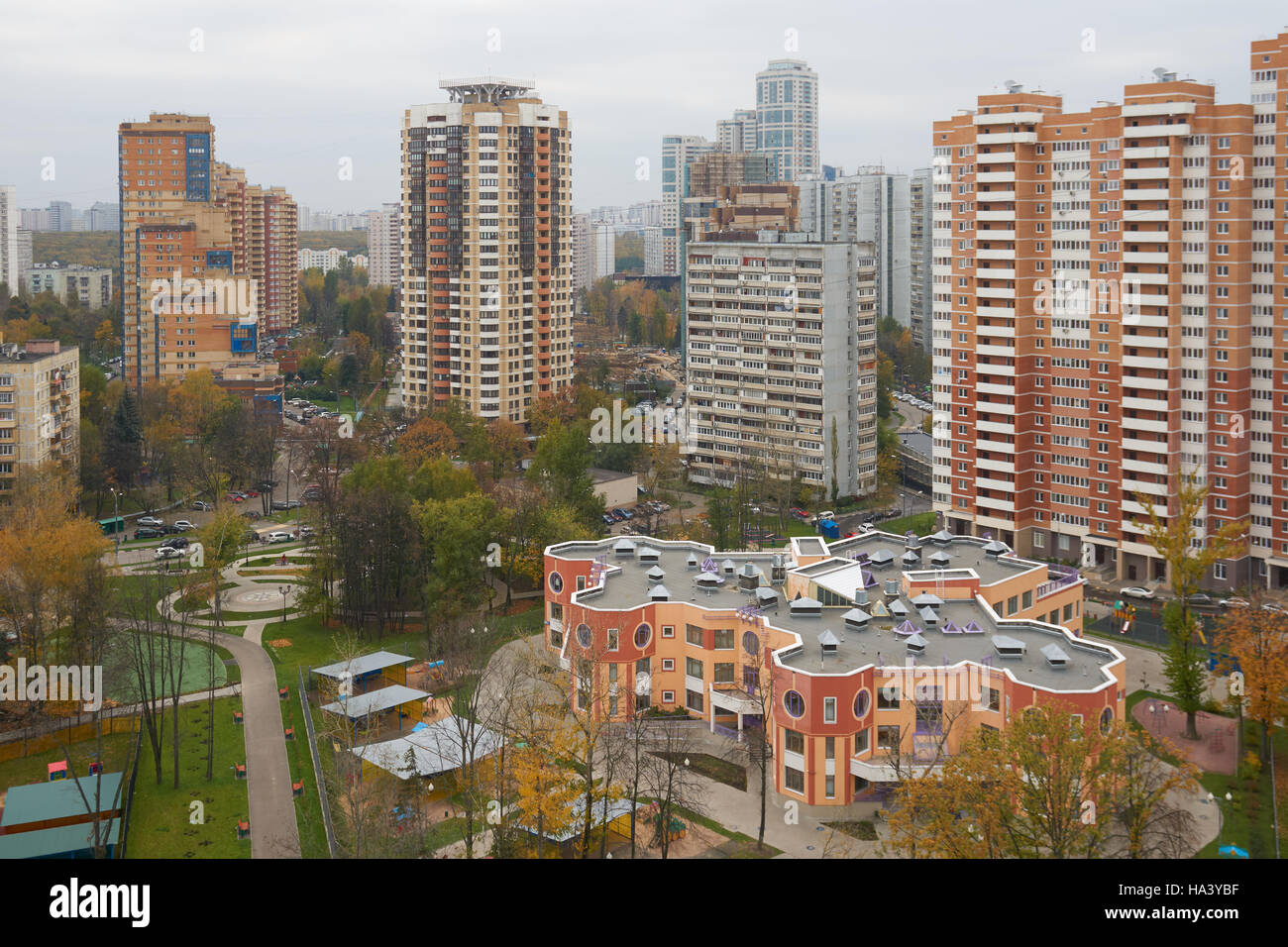Vue d'automne sur des blocs d'appartements et kindergarden sur Novatorov street à Moscou, Russie. Banque D'Images