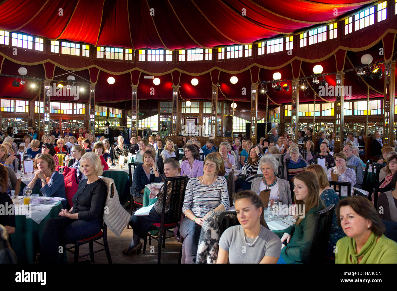 Cheltenham festival de littérature montrant un auditoire dans le spiegeltent.un uk Banque D'Images
