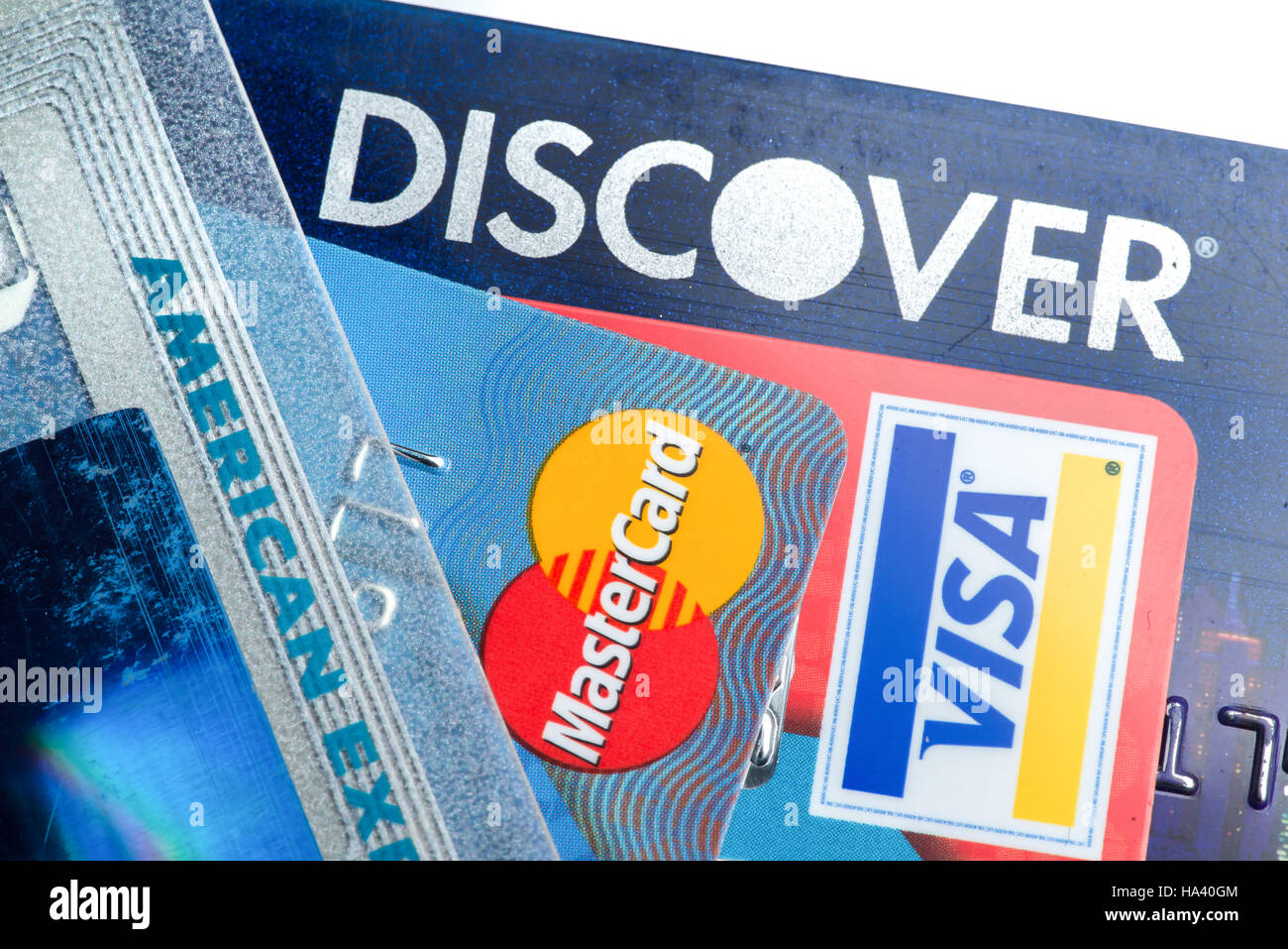 Close up de cartes de crédit avec Discover, American Express, Visa et MasterCard logos sur fond blanc,rédaction d'illustration Banque D'Images