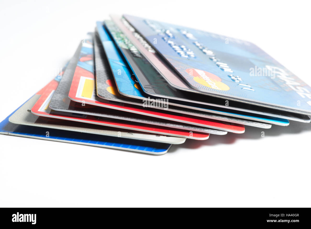 Pile de cartes de crédit avec MasterCard, American Express et Visa logos sur fond blanc(pour un usage éditorial uniquement) Banque D'Images