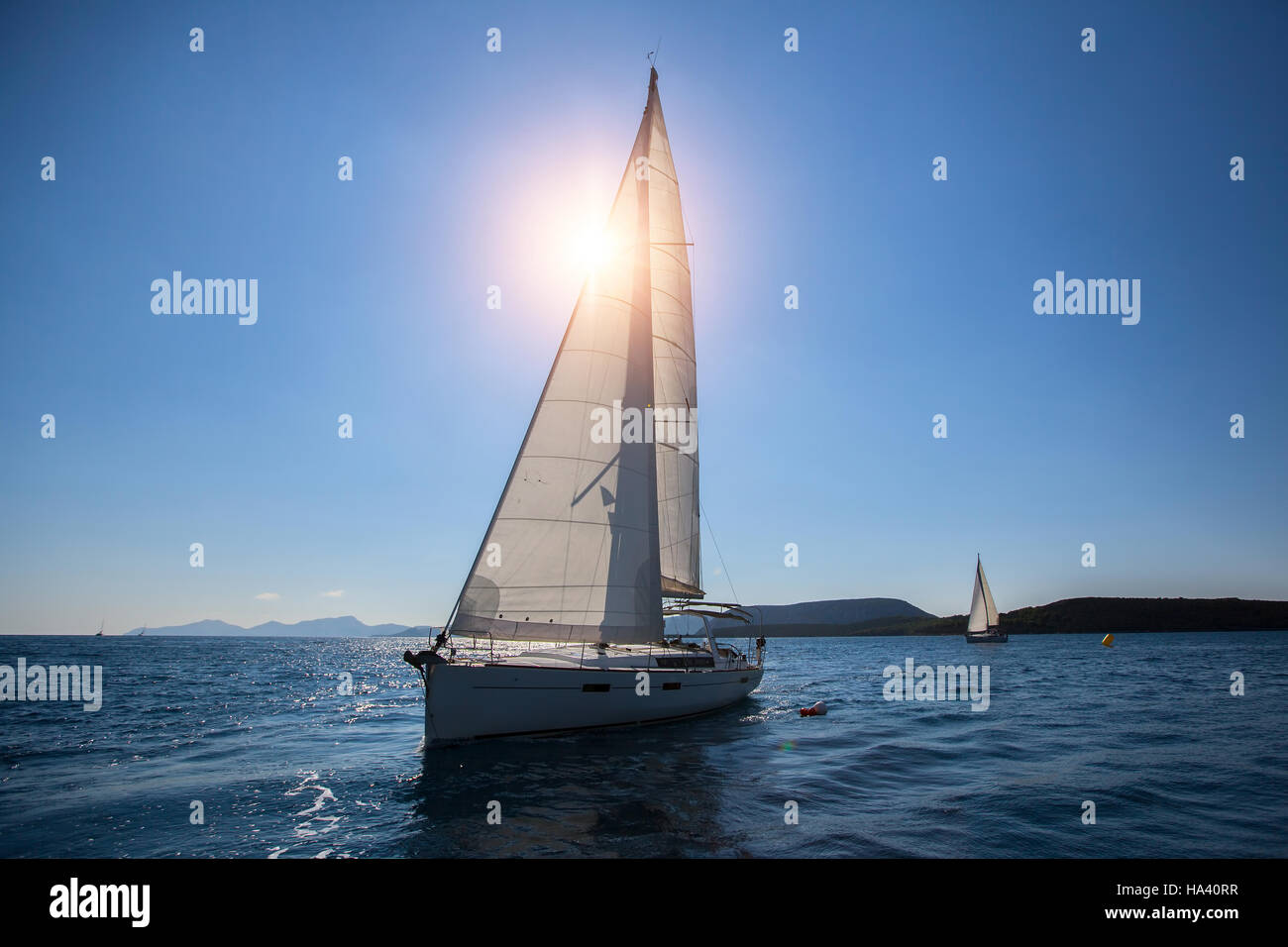 Bateau à voile yachts voile avec voiles blanches dans la mer. Banque D'Images