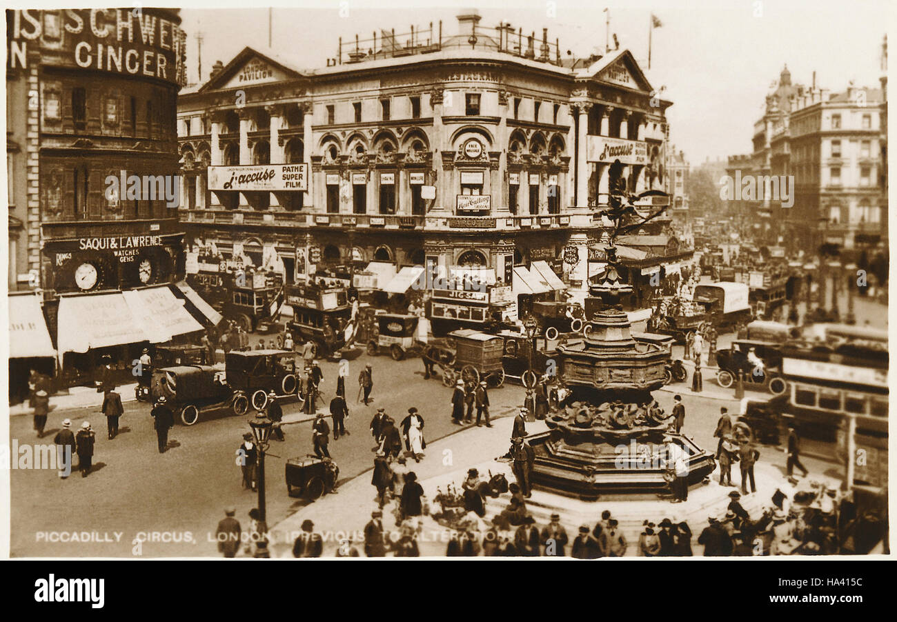 Carte postale de 1920 de Piccadilly Circus à Londres. Banque D'Images