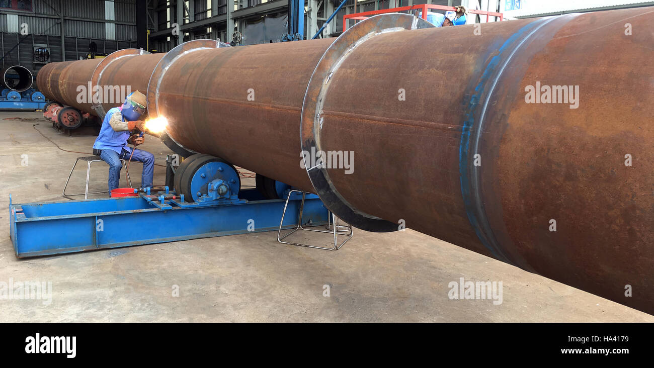 Technicien en soudage souder gros tuyau travaillent dans l'industrie  offshore du pétrole et du gaz dans un chantier de fabrication Photo Stock -  Alamy