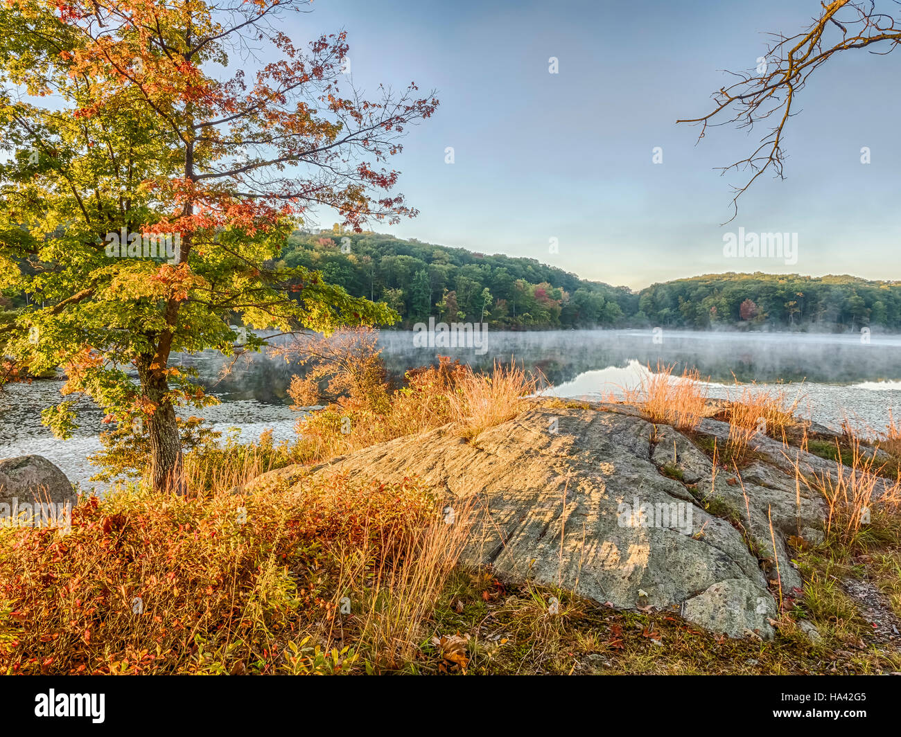 Parc d'État Harriman, l'État de New York, sur le lac tôt le matin en automne Banque D'Images