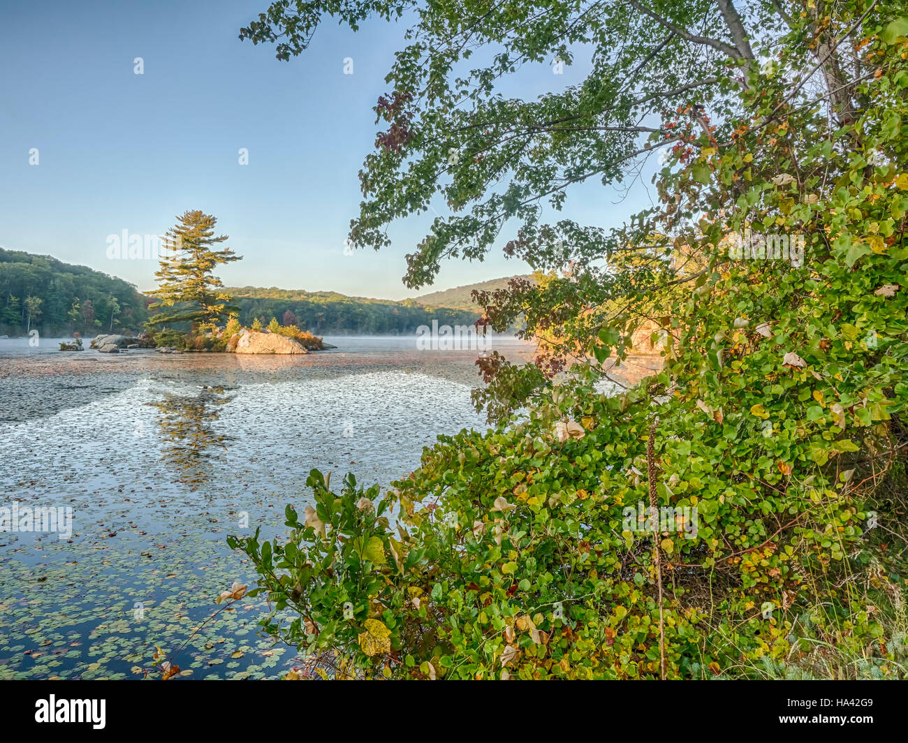 Parc d'État Harriman, l'État de New York, sur le lac tôt le matin en automne Banque D'Images