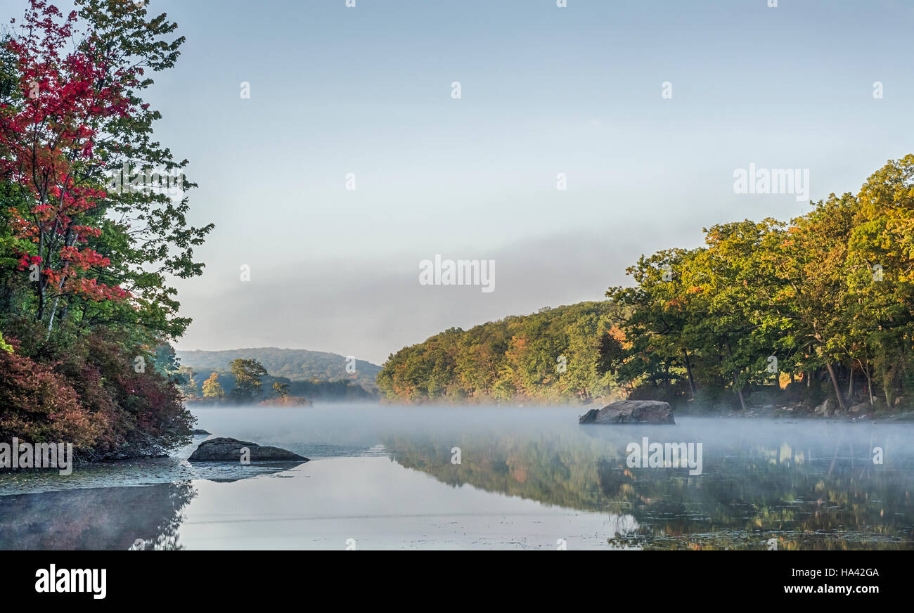 Parc d'État Harriman, l'État de New York, sur le lac tôt le matin en automne Banque D'Images