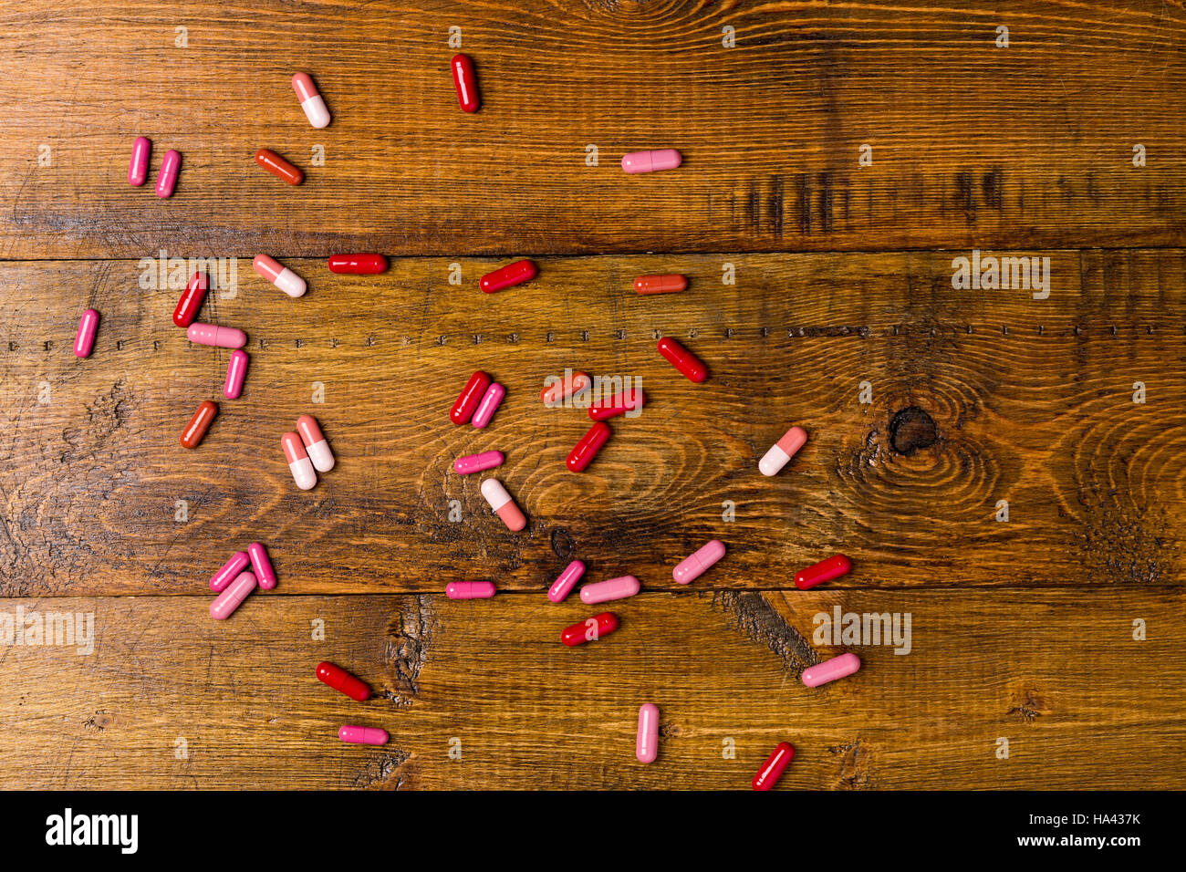 Tas de médicaments et les pilules colorées Banque D'Images