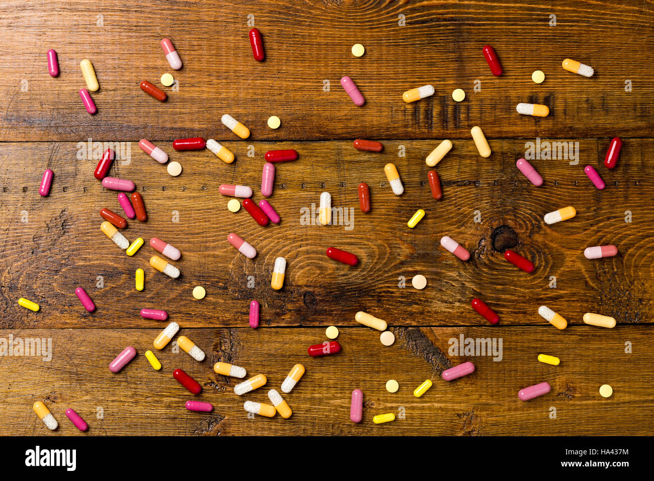 Tas de médicaments et les pilules colorées Banque D'Images