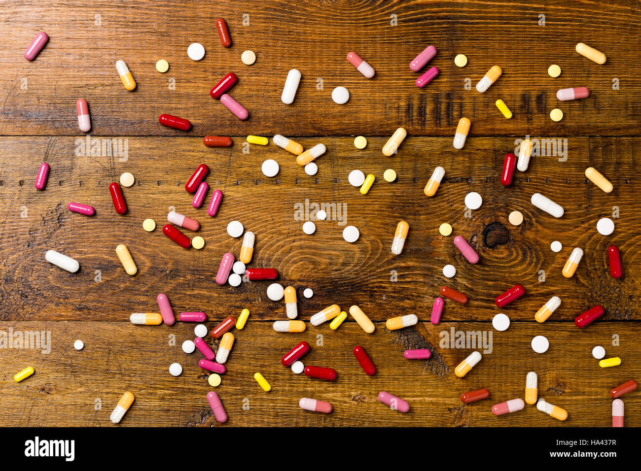 Tas de médicaments et les pilules colorées Banque D'Images