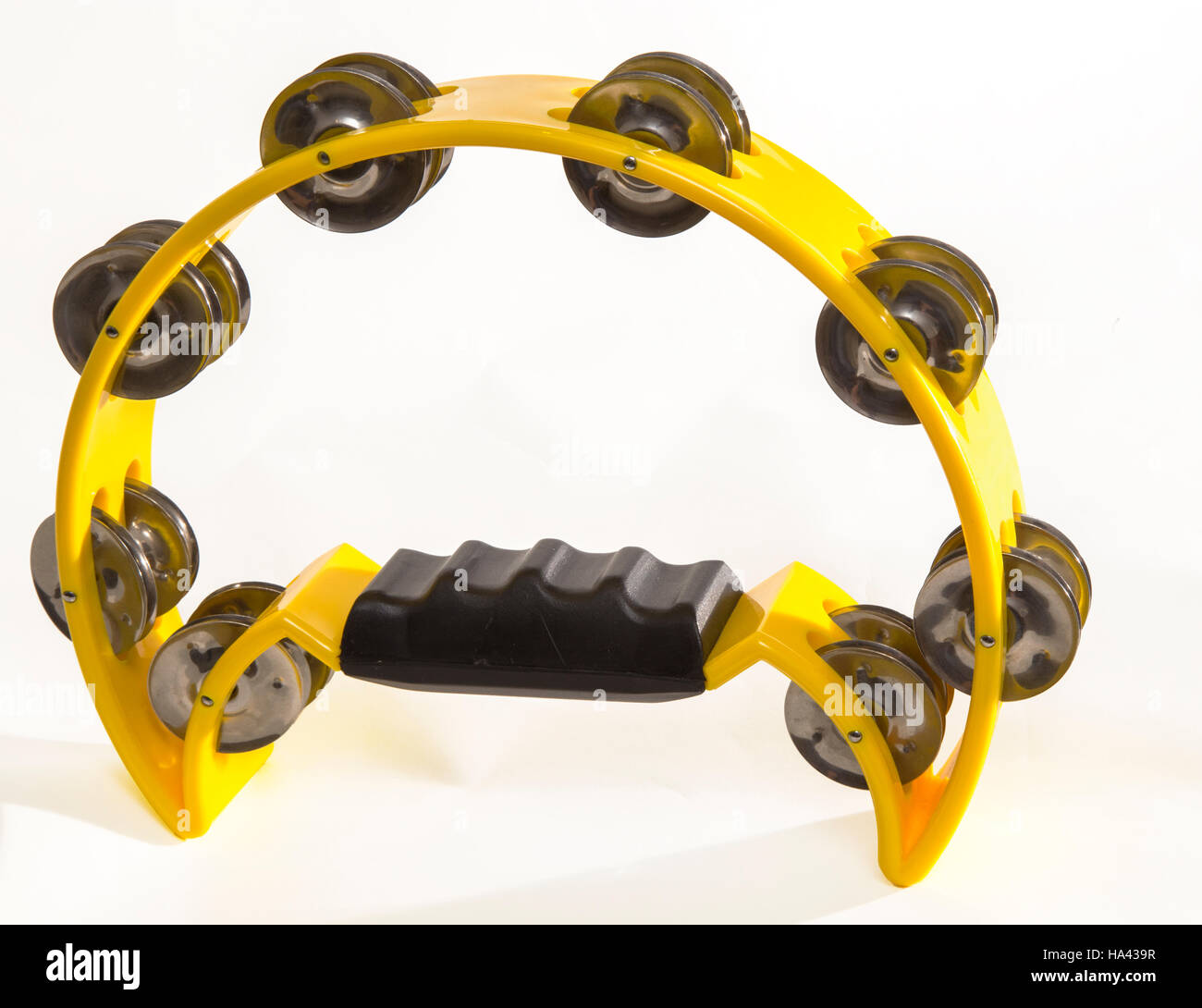 Un tambourin, jaune vif avec metal jingles ou "zils', et pas de la peau de tambour. Banque D'Images