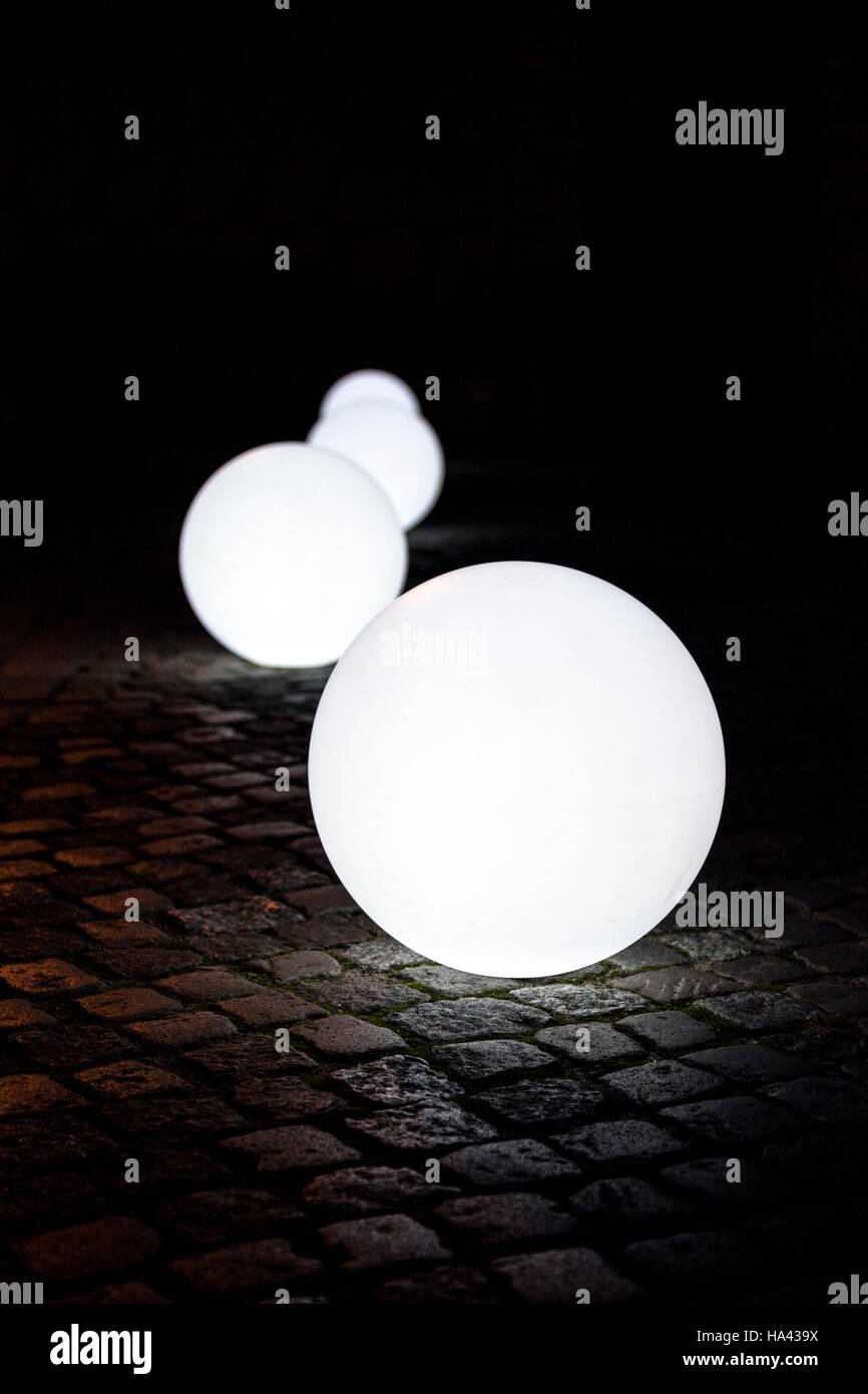 Orbe de Lumière sur une rue de Gdansk, Pologne Banque D'Images