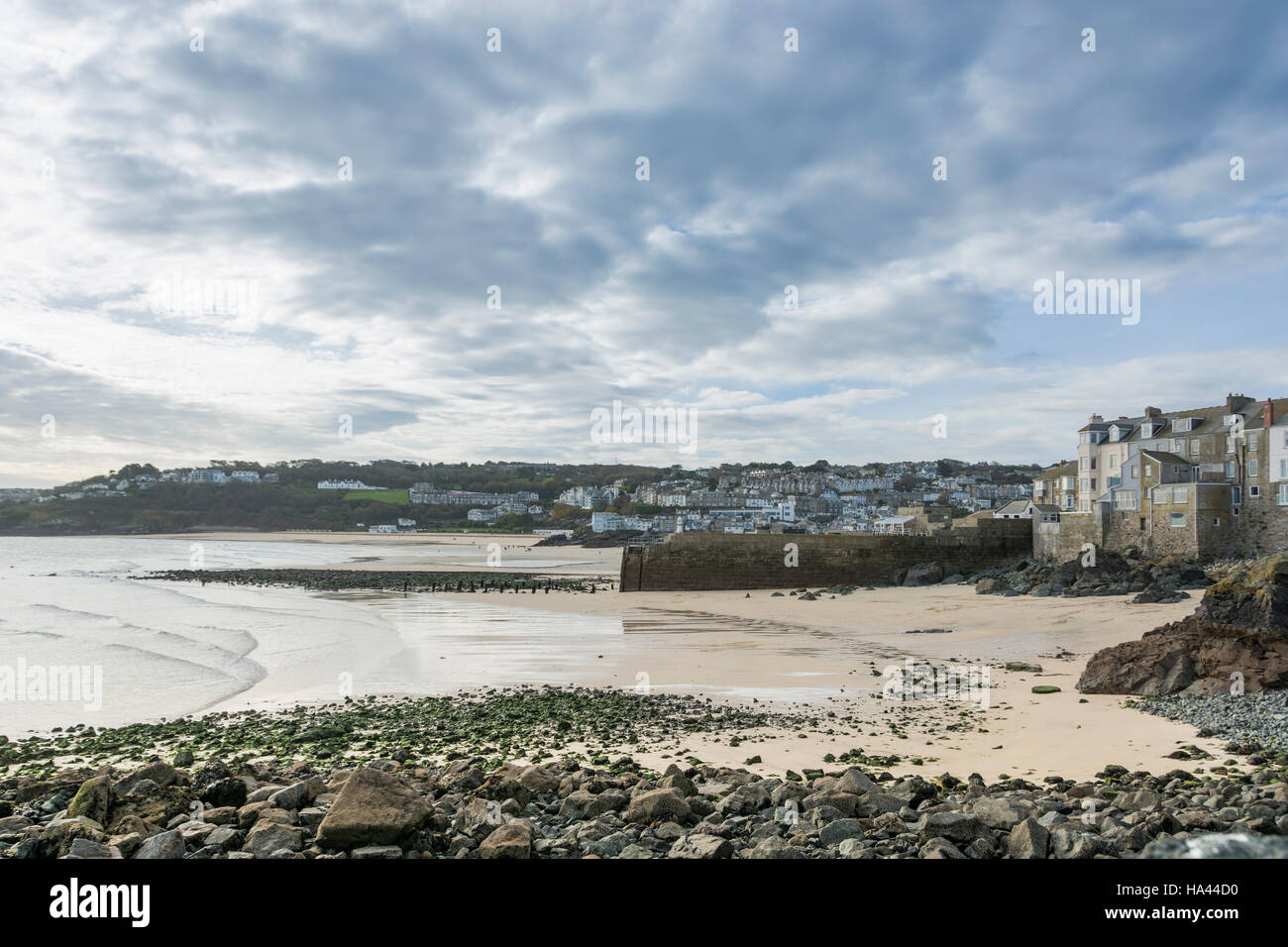 Vue le long des plages de St Ives en Cornouailles à marée basse Banque D'Images