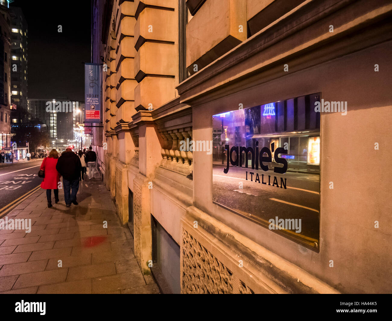 Jamie's Italian Restaurant en centre-ville de Leeds sur une belle soirée d'hiver. Banque D'Images