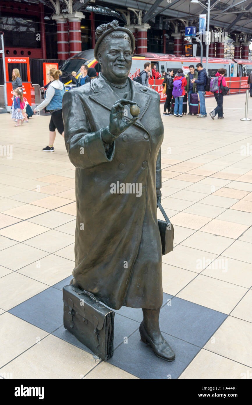 Statue de Bessie Braddock à la gare de Liverpool Lime Street. Jumelés à l'un de Ken Dodd dans le cadre de rencontre par Tom Murphy. Banque D'Images