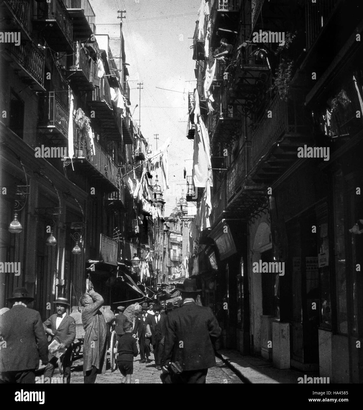Rue étroite occupée à Syracuse Sicile Italie 1925 Banque D'Images