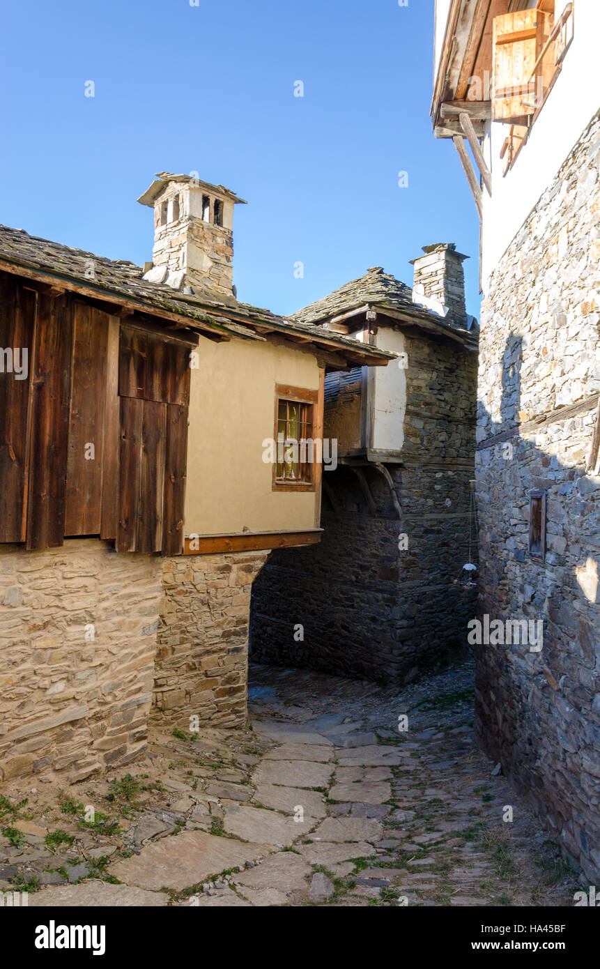 Rue étroite et vieilles maisons traditionnelles en réserve ethnographique d'Kovachevitza, Bulgarie Banque D'Images