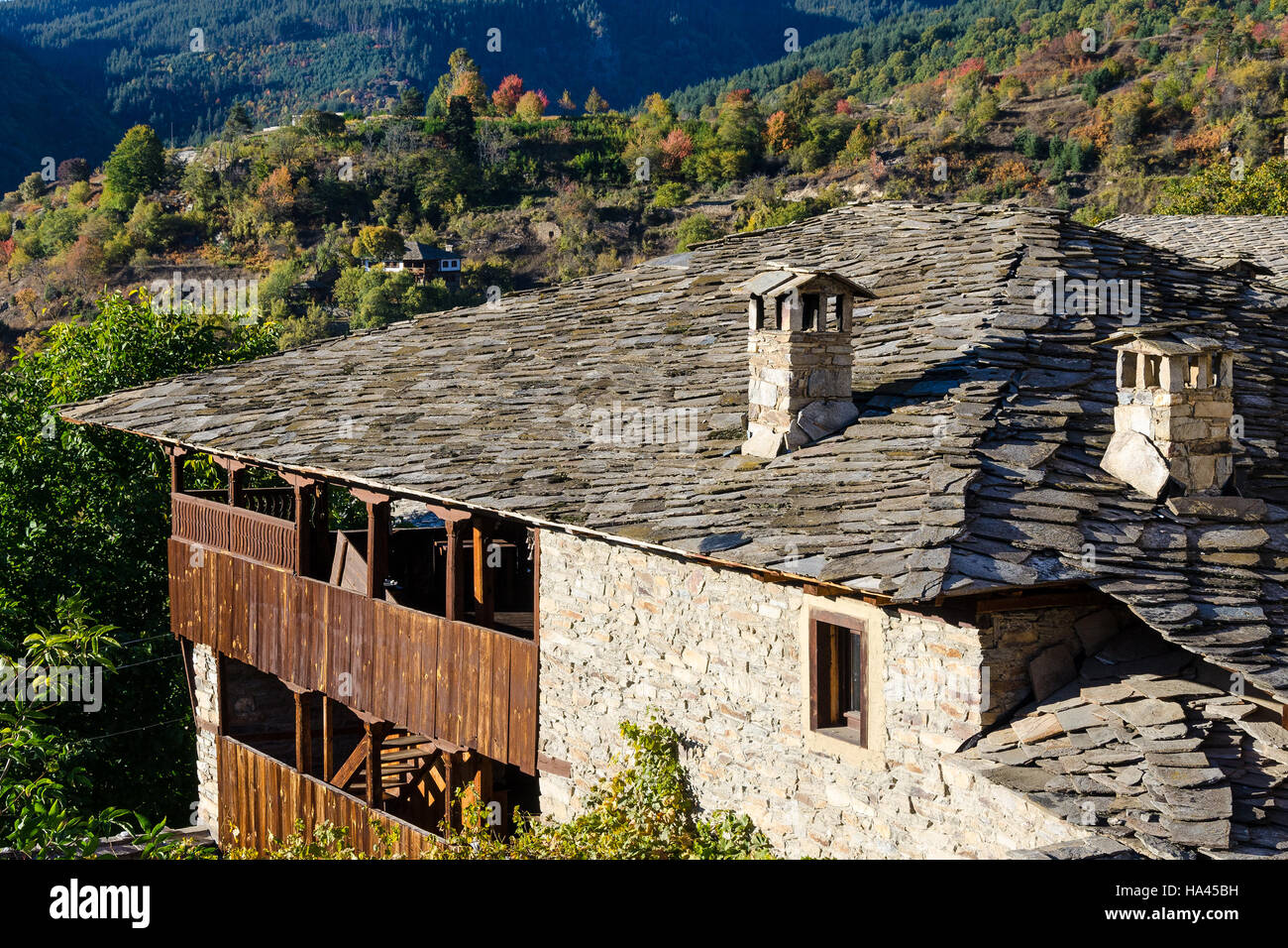 Scène d'automne et de toit en pierre ancienne maison traditionnelle dans la réserve ethnographique d'Kovachevitza, Bulgarie Banque D'Images
