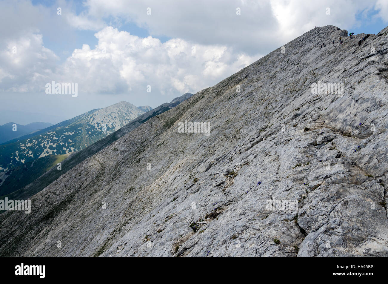 Nuageux Scène de montagne de Pirin, la Bulgarie à la lumière du jour Banque D'Images