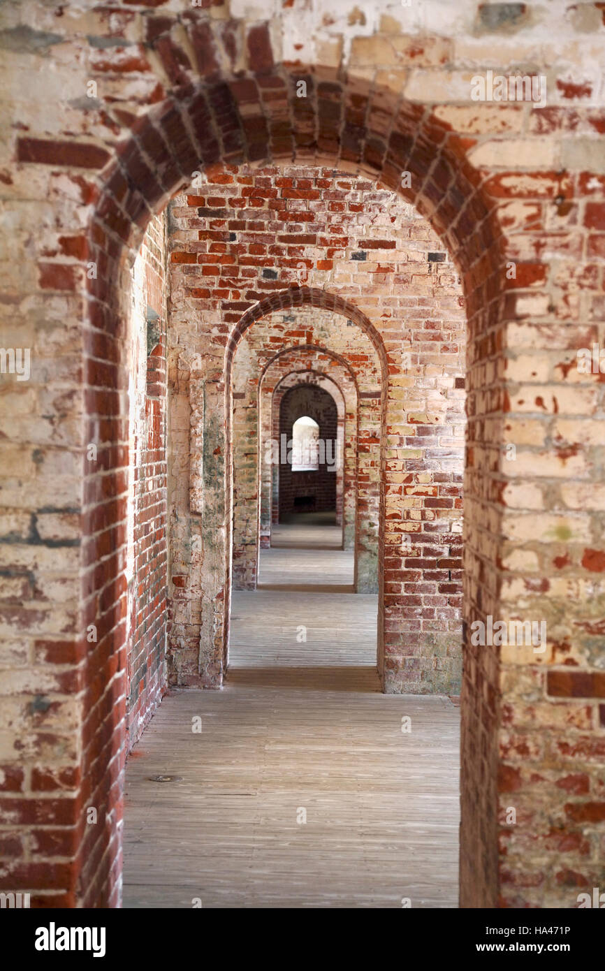 Rangée d'arches à Fort Macon State Park, Morehead City, Caroline du Nord. Banque D'Images