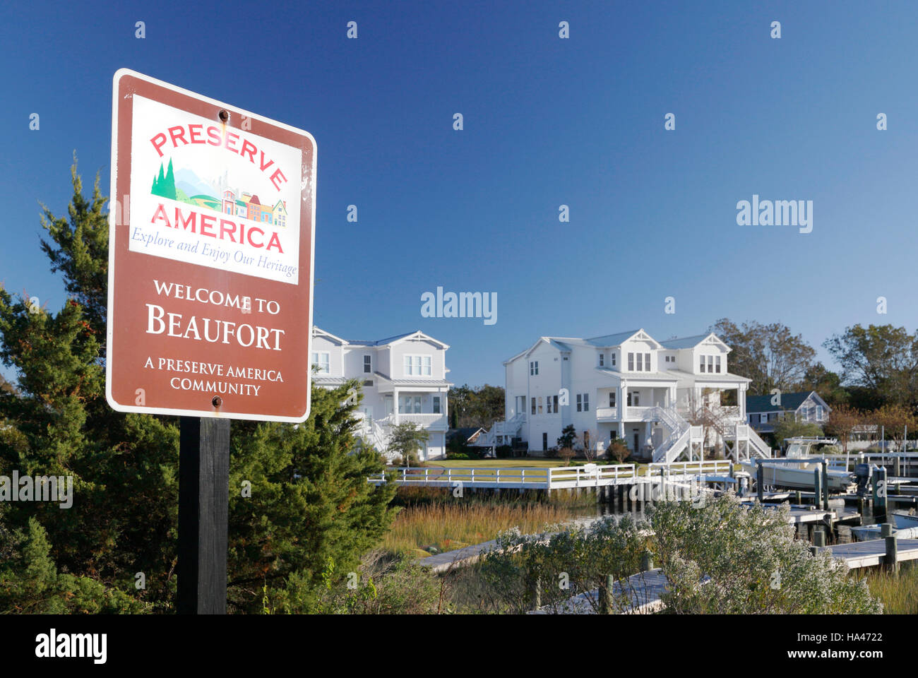 Bienvenue à beaufort, signe avec coastal living maisons dans l'arrière-plan. La Caroline du Nord. Banque D'Images