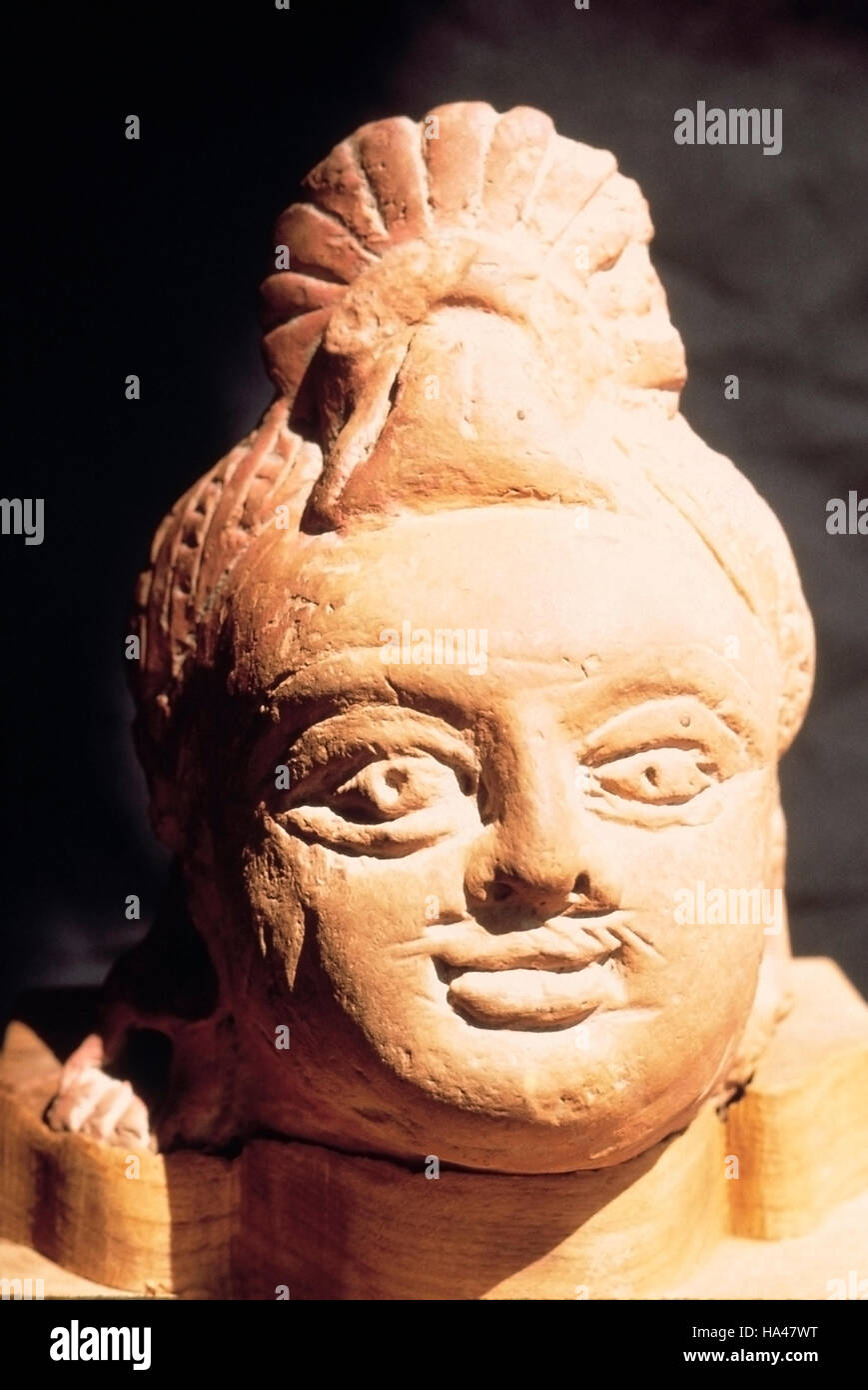 La figure d'un mâle royale avec ses vêtements typiques et robe de la tête. Période Satavahana. En date du : 100 A.D. Banque D'Images