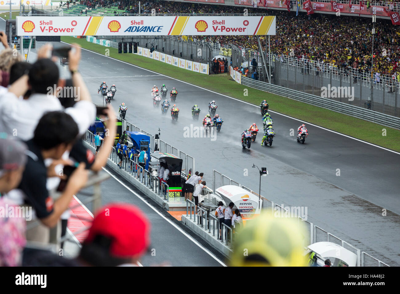 Spectateurs assister au départ de la course pendant la Moto GP de Malaisie à Sepang, Malaisie Banque D'Images
