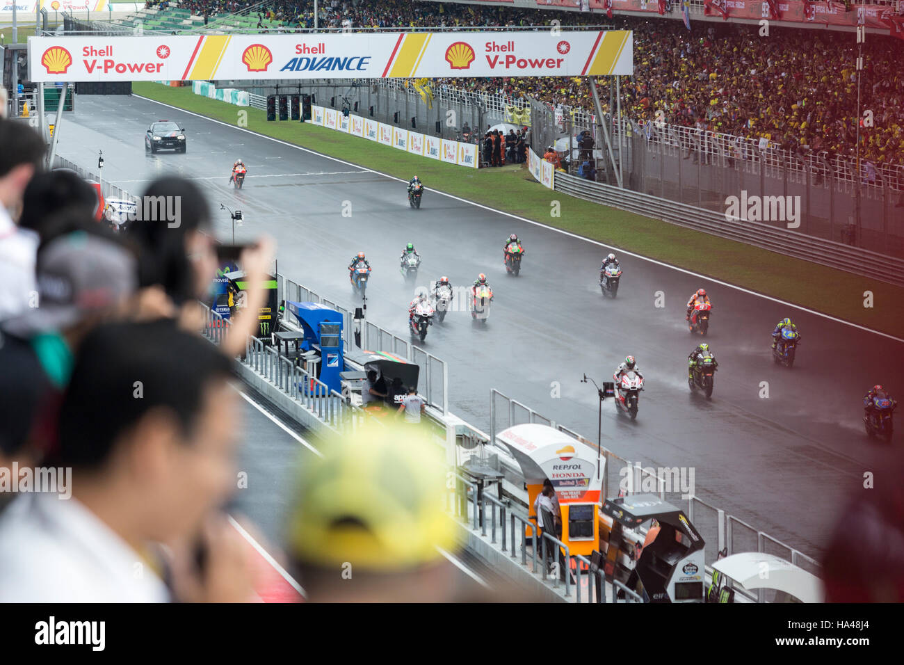 Spectateurs assister au départ de la course pendant la Moto GP de Malaisie à Sepang, Malaisie Banque D'Images