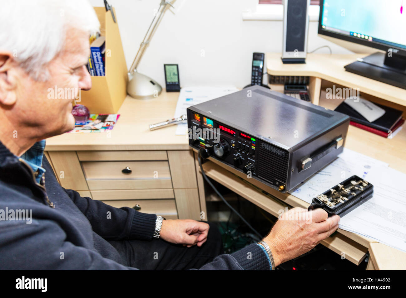 L'envoi de messages en code morse à l'aide de message codé clé morse code de temps de guerre messages tirets points royal du renseignement de l'outil de l'armée des signaux Banque D'Images