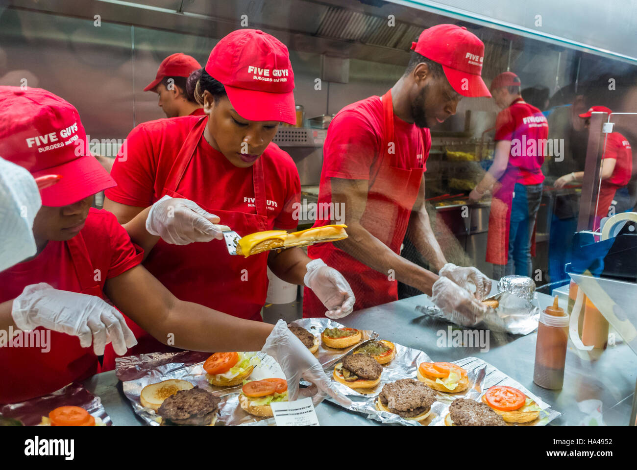 Paris, France, Groupe de Français divers, adolescents, travaillant dans la cuisine à l'intérieur de American Fast Food Restaurant, 'Five Guys', hamburgers, adolescents travaillent Banque D'Images