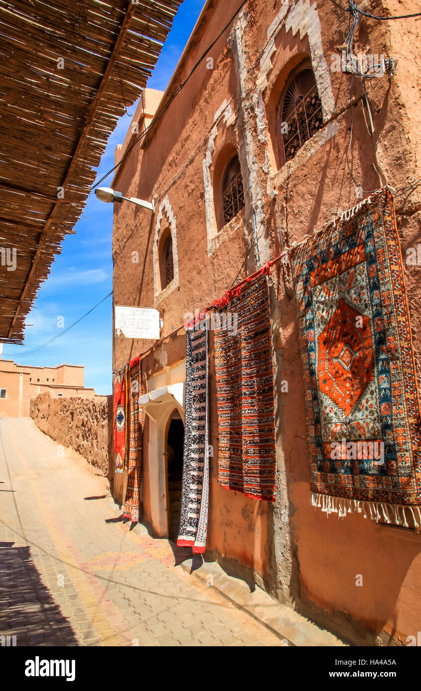 Les tapis en vente dans la ruelle de la vieille ville de Ouarzazate, Maroc Banque D'Images