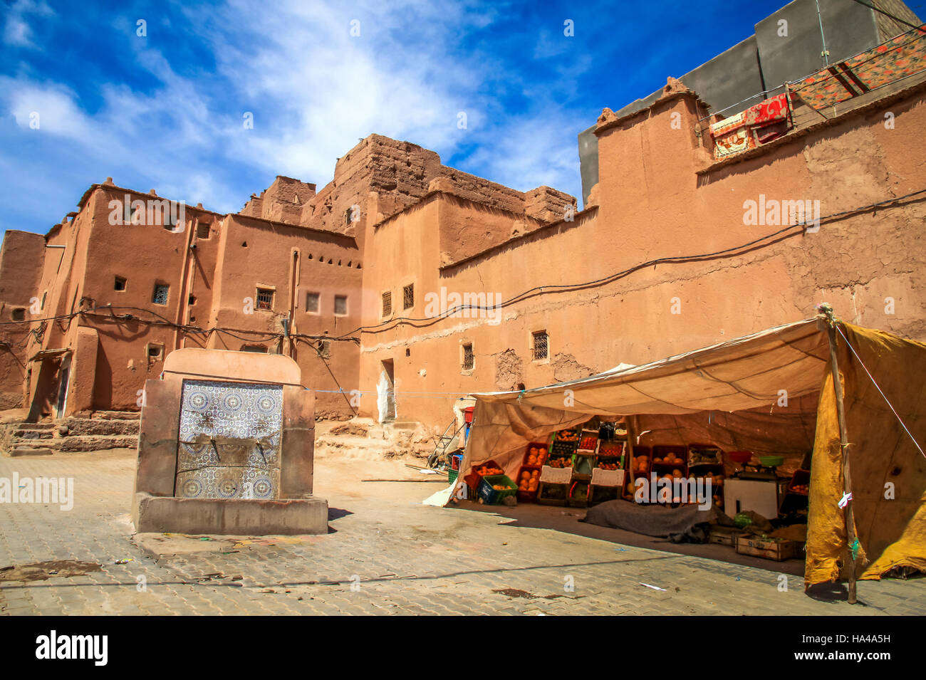 Fontaine d'eau potable dans la cour près de la Kasbah de Ouarzazate, Maroc Banque D'Images