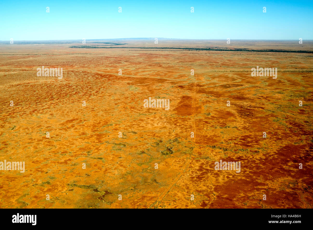 Une vue aérienne de ruisseaux traversant la région aride du désert de l'Outback australien en Australie du Sud du grand nord canadien. Banque D'Images