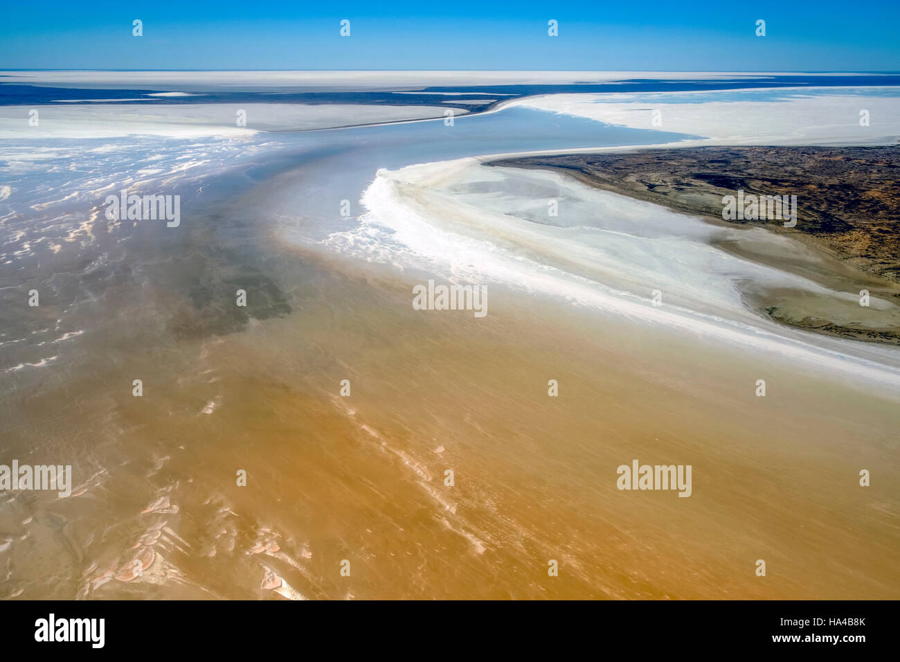 Une vue aérienne de la rare inondation de Kati Thanda - lac Eyre dans l'outback australien Banque D'Images