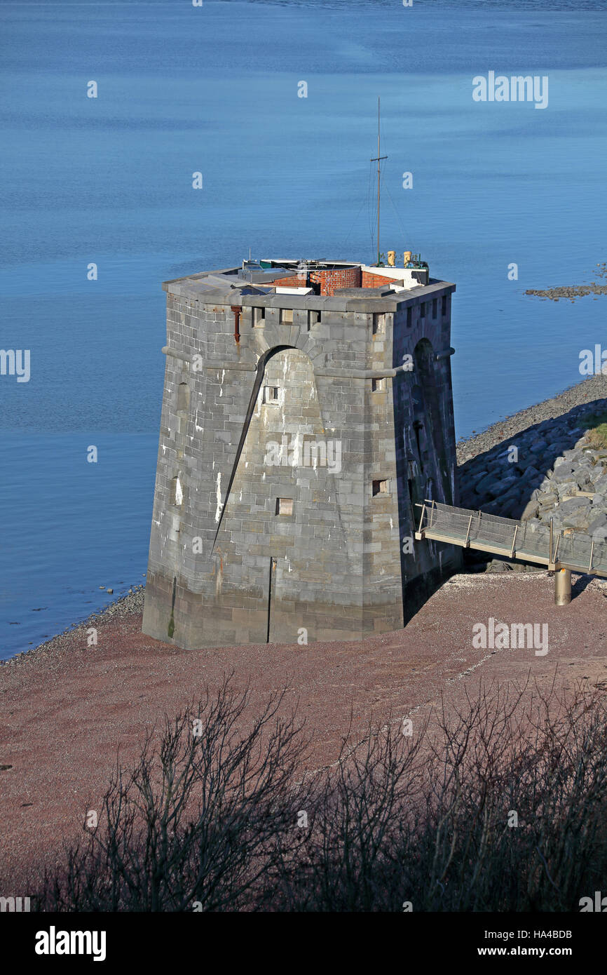 Une petite fortification sur la plage la protection de ce qui était un estuaire situé quai de la Marine et le port au Pays de Galles Banque D'Images