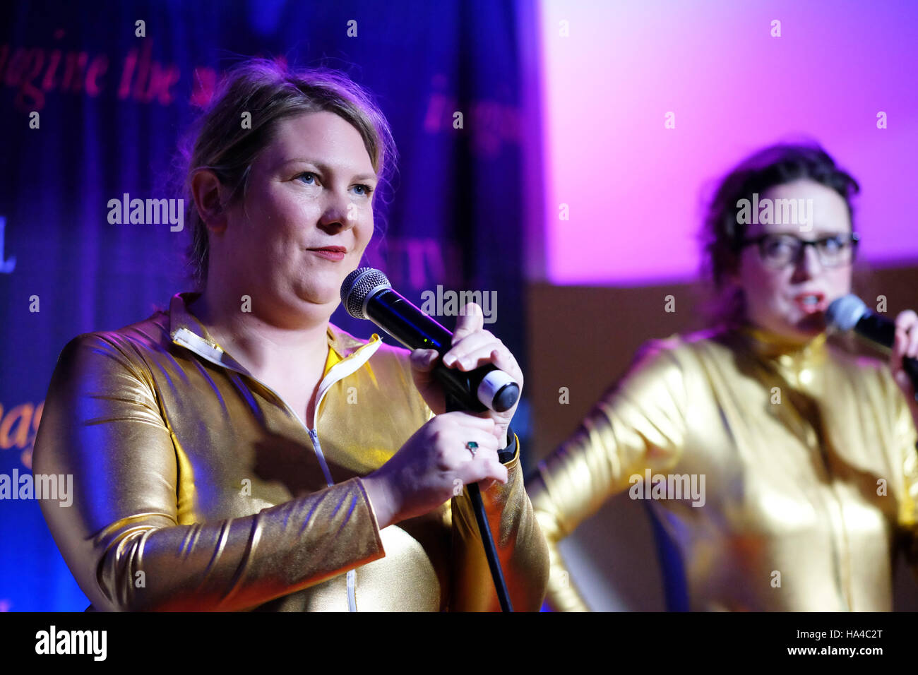 Hay-on-Wye, au Pays de Galles, UK - Samedi 26 Novembre 2016 - Le duo comique des momies Scummy ( Helen Thorn sur la gauche et Ellie Gibson le droit ) effectuer au Hay Festival Week-end d'hiver. Photo Steven Mai / Alamy Live News Banque D'Images