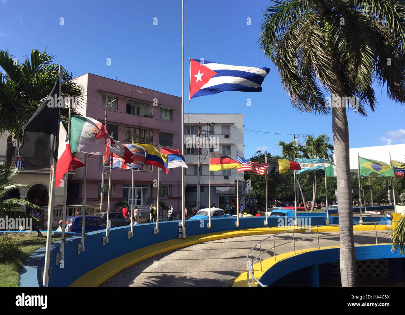 La Havane, Cuba. 26 Nov, 2016. Le peuple cubain drapeau flotte en berne à l'extérieur de l'hôtel Habana Libre à La Havane, Cuba, le 26 novembre 2016. L'ancien président cubain, Fidel Castro, est mort le 25 novembre 2016 âgée de 90 ans. Photo : Jörg Schurig/dpa/Alamy Live News Banque D'Images