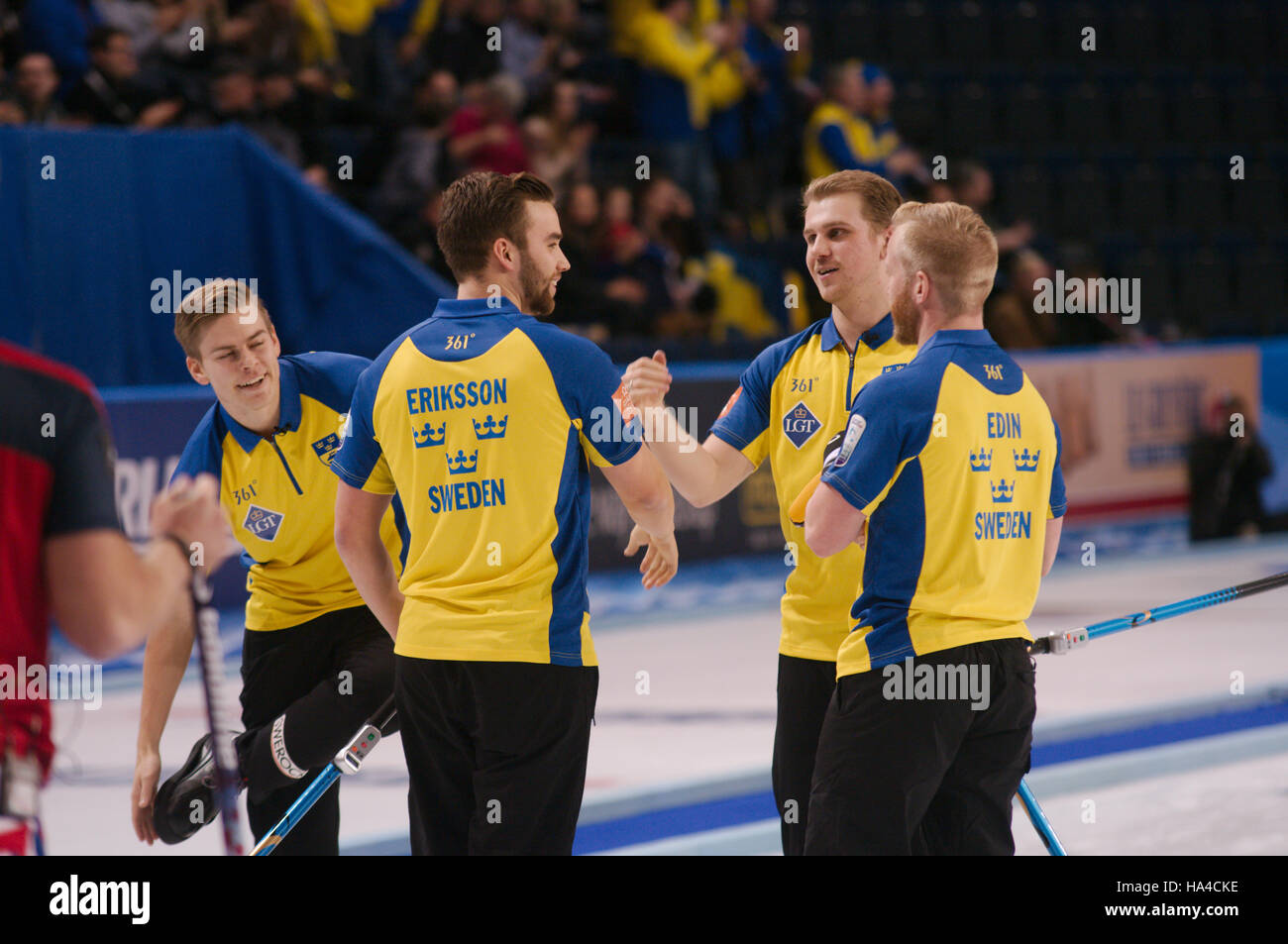 Braehead Arena, Renfrewshire, en Écosse, le 26 novembre 2016. La Suède l'équipe hommes célébrer après avoir battu la Norvège en finale de l'AOP Le Gruyère Championnats mondiaux de curling 2016 Crédit : Colin Edwards / Alamy Live News Banque D'Images