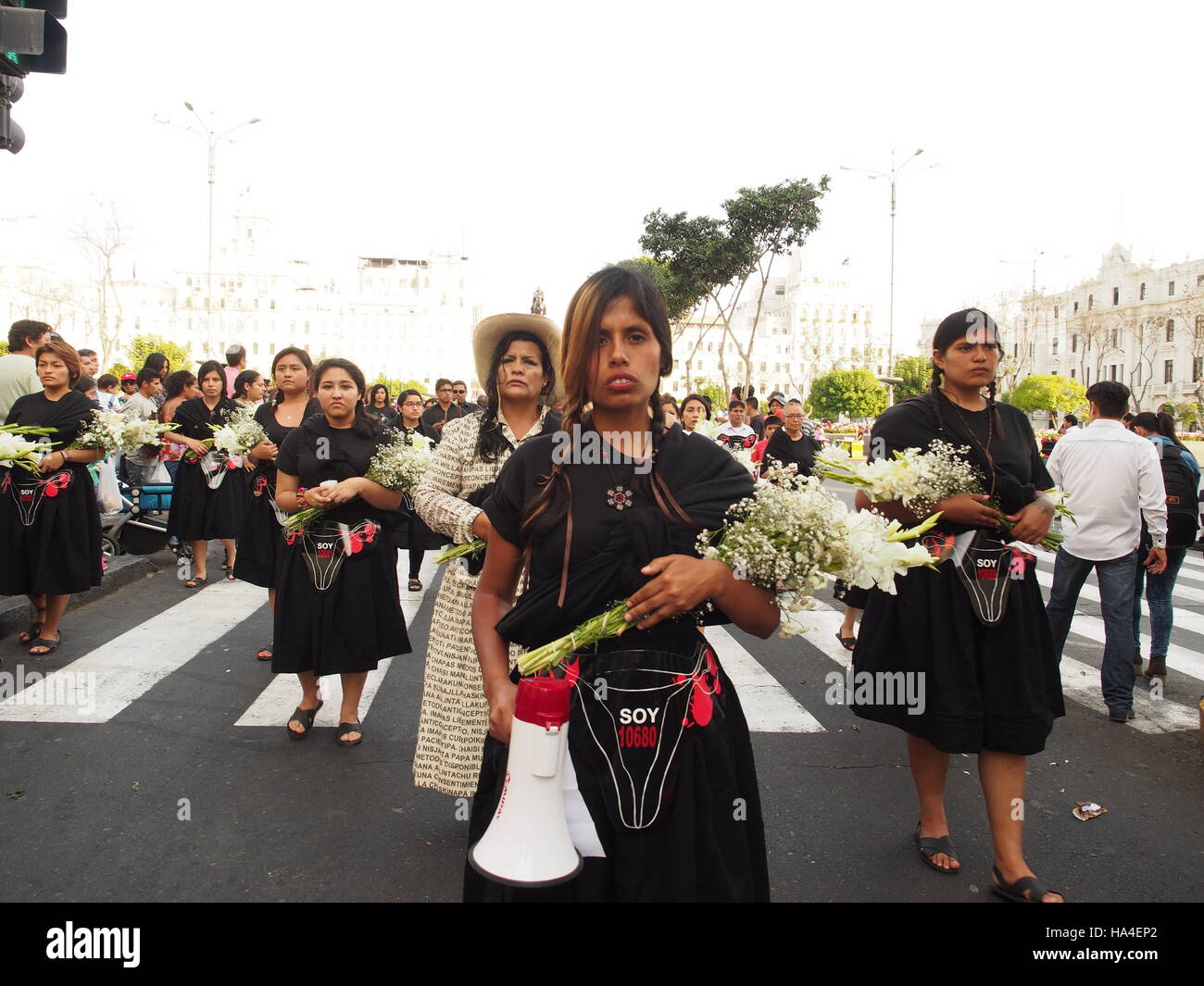 Lima, Pérou. 26 Nov, 2016. Les femmes activistes mars et manifestation devant le palais de justice de Lima dans le cadre des activités pour la journée de la non-violence à l'égard des femmes. Des milliers de femmes, certains vêtue de deuil et d'ovaires, sanglante en plastique d'autres personnes jouant des percussions, ont défilé dans les rues de Lima exigeant le respect et la justice pour les actes de violence dont ils sont les victimes. Credit : Agence de presse Fotoholica/Alamy Live News Banque D'Images