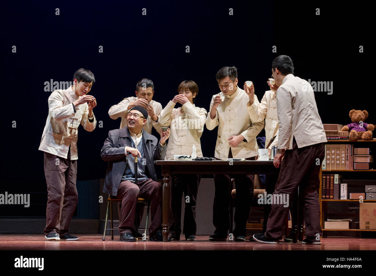 Beijing, Chine. 27 Nov, 2016. Théâtre 'Qi Gong' est jouée au Mei Lanfang Theatre à Beijing, capitale de la Chine, le 26 novembre 2016. Le Qi Gong a été un éducateur prestigieux, maître de la culture chinoise et l'artiste. En tant que maître calligraphe, Qi a écrit un grand nombre de pièces calligraphiques qui peut être vu sur un hôte de bâtiments, sites pittoresques autour de la Chine et avec de nombreux titres de livre. © Xinhua/Alamy Live News Banque D'Images