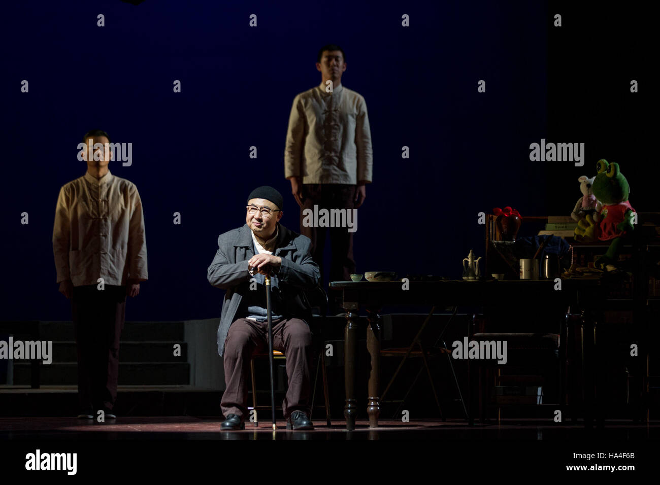 Beijing, Chine. 27 Nov, 2016. Théâtre 'Qi Gong' est jouée au Mei Lanfang Theatre à Beijing, capitale de la Chine, le 26 novembre 2016. Le Qi Gong a été un éducateur prestigieux, maître de la culture chinoise et l'artiste. En tant que maître calligraphe, Qi a écrit un grand nombre de pièces calligraphiques qui peut être vu sur un hôte de bâtiments, sites pittoresques autour de la Chine et avec de nombreux titres de livre. © Xinhua/Alamy Live News Banque D'Images