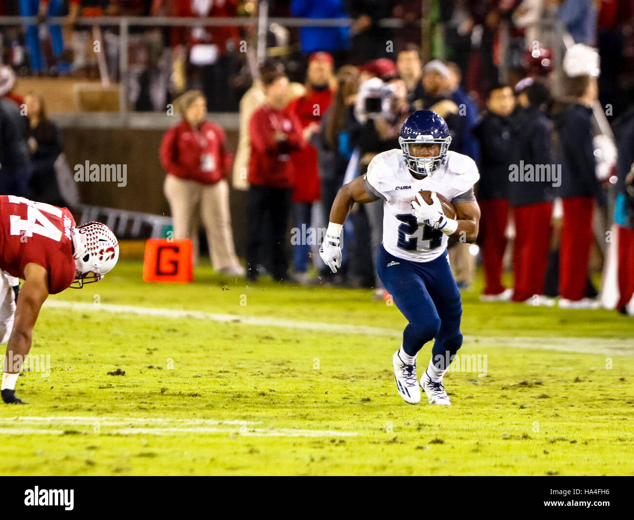 Palo Alto, Californie, USA. 26 Nov, 2016. Running Back riz Sam Stewart (24) exécute pour un grand gain dans NCAA football action à l'Université de Stanford, avec le riz Les hiboux se rendant sur le Stanford Cardinal. Stanford a gagné le match 41-17. © Seth Riskin/ZUMA/Alamy Fil Live News Banque D'Images