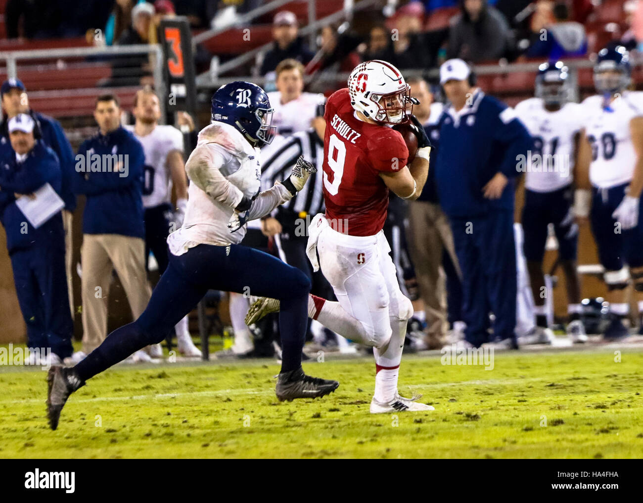 Palo Alto, Californie, USA. 26 Nov, 2016. Tight End Stanford Dalton Schultz (9) s'exécute après un crochet en NCAA football action à l'Université de Stanford, avec le riz Les hiboux se rendant sur le Stanford Cardinal. Stanford a gagné le match 41-17. © Seth Riskin/ZUMA/Alamy Fil Live News Banque D'Images