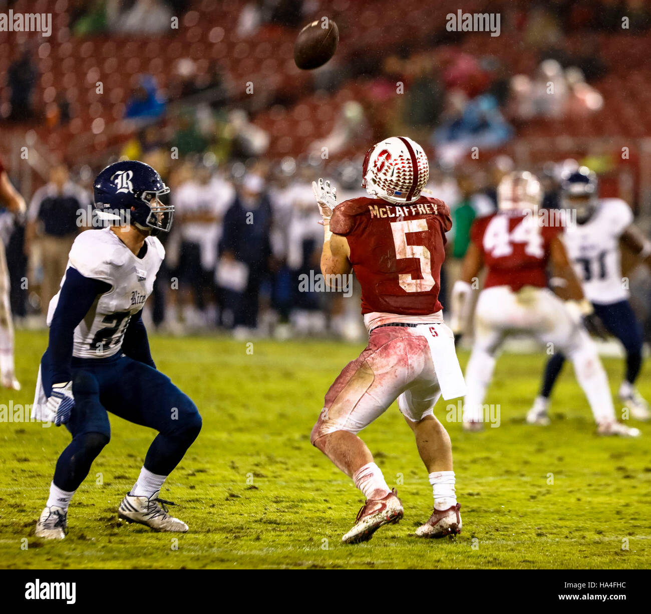 Palo Alto, Californie, USA. 26 Nov, 2016. Running Back Stanford Christian McCaffrey (5) prendre un punt dans NCAA football action à l'Université de Stanford, avec le riz Les hiboux se rendant sur le Stanford Cardinal. Stanford a gagné le match 41-17. © Seth Riskin/ZUMA/Alamy Fil Live News Banque D'Images