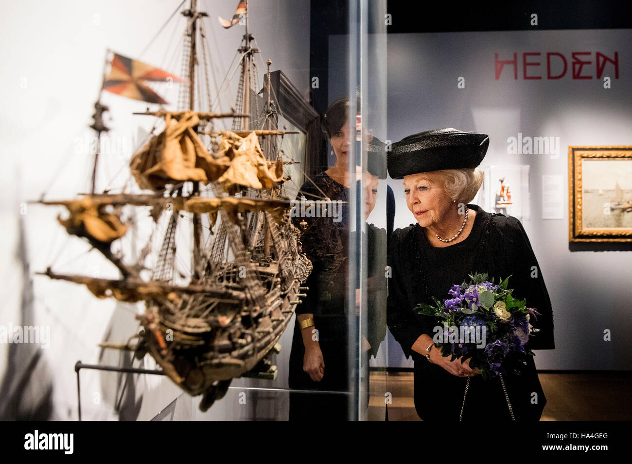 La princesse Beatrix des Pays-Bas à la peinture gezicht op't IJ a rencontré de Reinier Nooms Zeemagazijn Terres et le navire Huis Tijdverdrijf au cours de sa visite au musée symposium sur l'occasion du 100e anniversaire de l'historique musée Maritime Néerlandais à Amsterdam, Pays-Bas, 25 novembre 2016. Au cours de sa visite, la princesse visite également l'exposition 'Dynamic | 100 ans de collecte ' avec divers objets sont affichées, y compris une lettre de Michiel de Ruyter, un globe de 1613 et les chefs-d'Mesdag et Nooms. Photo : Patrick van Katwijk - POINT DE VUE Banque D'Images