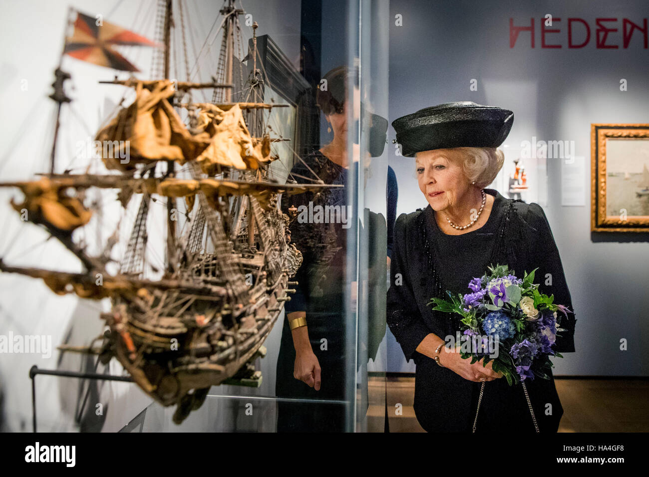 La princesse Beatrix des Pays-Bas à la peinture gezicht op't IJ a rencontré de Reinier Nooms Zeemagazijn Terres et le navire Huis Tijdverdrijf au cours de sa visite au musée symposium sur l'occasion du 100e anniversaire de l'historique musée Maritime Néerlandais à Amsterdam, Pays-Bas, 25 novembre 2016. Au cours de sa visite, la princesse visite également l'exposition 'Dynamic | 100 ans de collecte ' avec divers objets sont affichées, y compris une lettre de Michiel de Ruyter, un globe de 1613 et les chefs-d'Mesdag et Nooms. Photo : Patrick van Katwijk - POINT DE VUE Banque D'Images