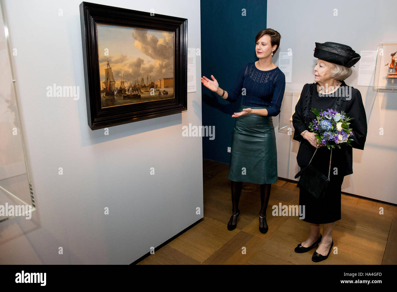 La princesse Beatrix des Pays-Bas à la peinture gezicht op't IJ a rencontré de Reinier Nooms Zeemagazijn Terres et le navire Huis Tijdverdrijf au cours de sa visite au musée symposium sur l'occasion du 100e anniversaire de l'historique musée Maritime Néerlandais à Amsterdam, Pays-Bas, 25 novembre 2016. Au cours de sa visite, la princesse visite également l'exposition 'Dynamic | 100 ans de collecte ' avec divers objets sont affichées, y compris une lettre de Michiel de Ruyter, un globe de 1613 et les chefs-d'Mesdag et Nooms. Photo : Patrick van Katwijk - POINT DE VUE Banque D'Images