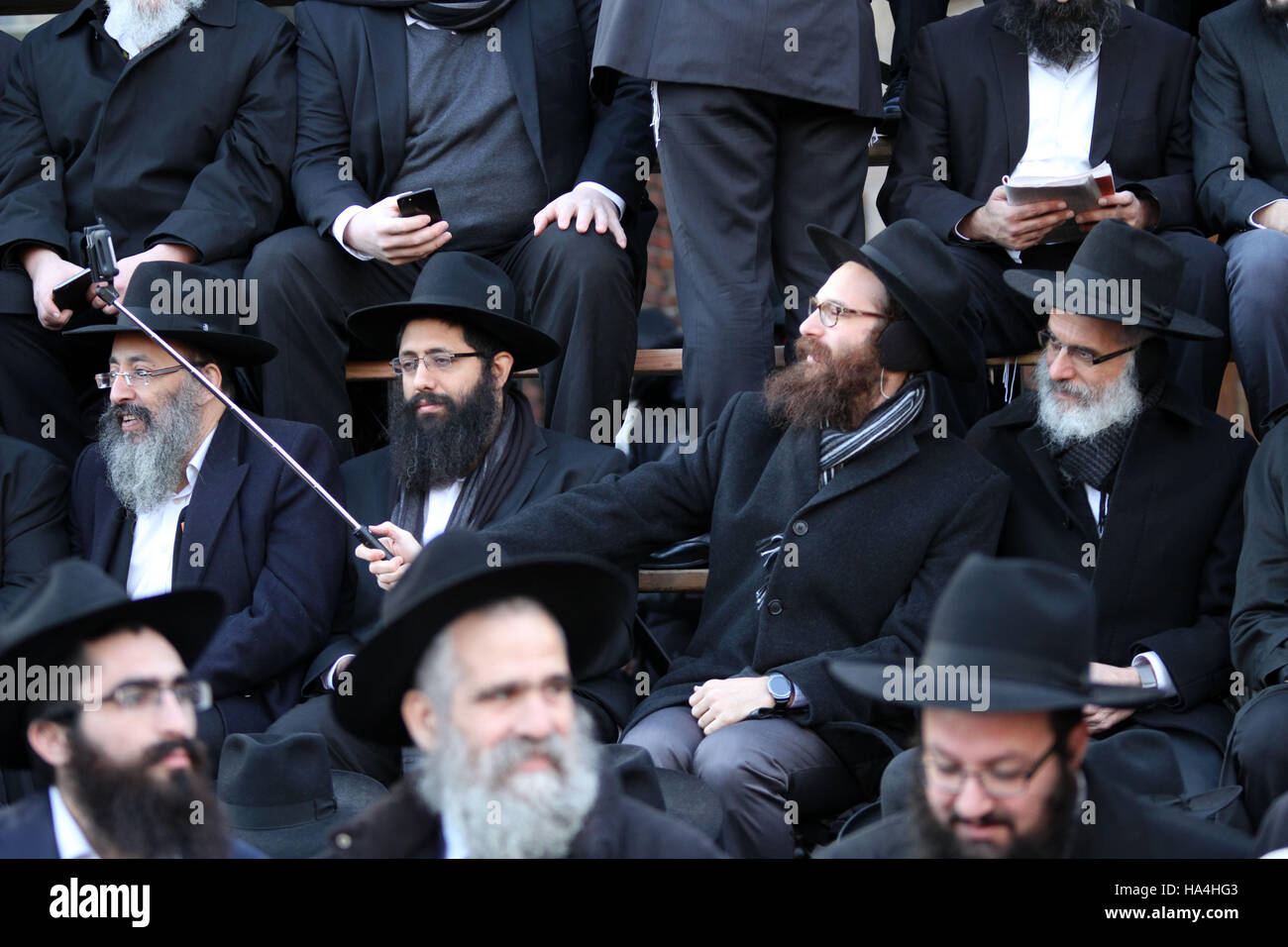 26 novembre 2016 - New York, New York, États-Unis - rabbins sont vus parmi  une mer de chapeaux noirs qu'ils posent pour une photo de groupe en face de  Chabad Loubavitch- Brookyln