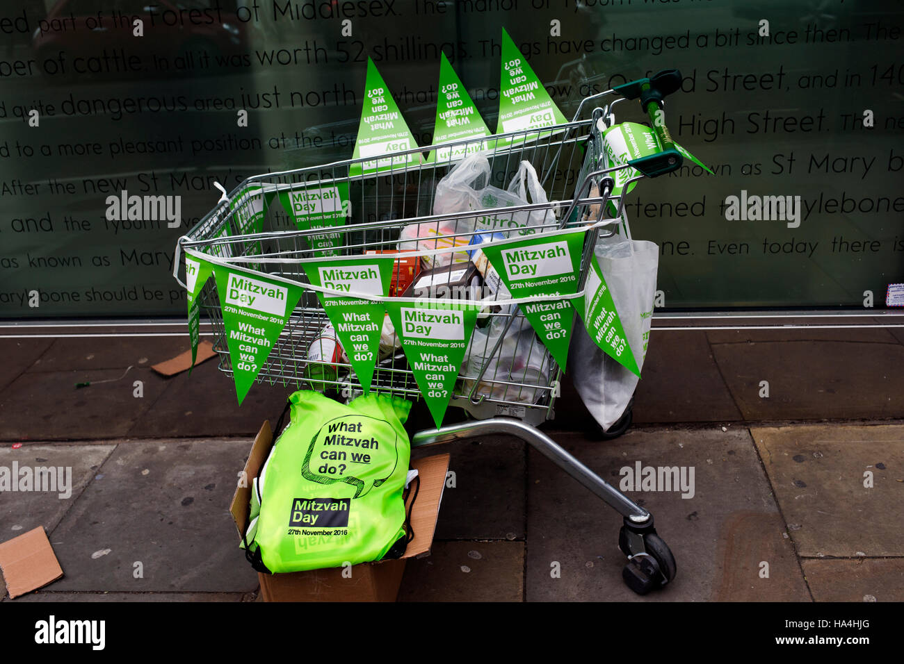 Londres 27 novembre 2016. 'Mitzvah Journée Internationale' collection Waitrose trolley, Marylebone High Street, Marylebone, London W1, England, UK Crédit : Keith Erskine/Alamy Live News Banque D'Images