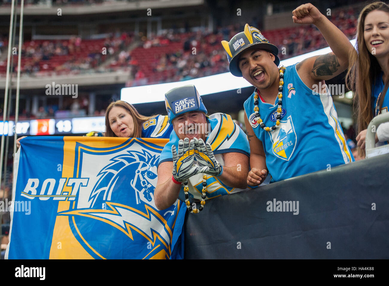 Houston, Texas, USA. 27 Nov, 2016. San Diego Chargers fans célébrer au cours du 4e trimestre d'un match de la NFL entre les Houston Texans et les Chargers de San Diego à NRG Stadium à Houston, TX, le 27 novembre 2016. Les chargeurs a gagné le match 21-13. Credit : Trask Smith/ZUMA/Alamy Fil Live News Banque D'Images