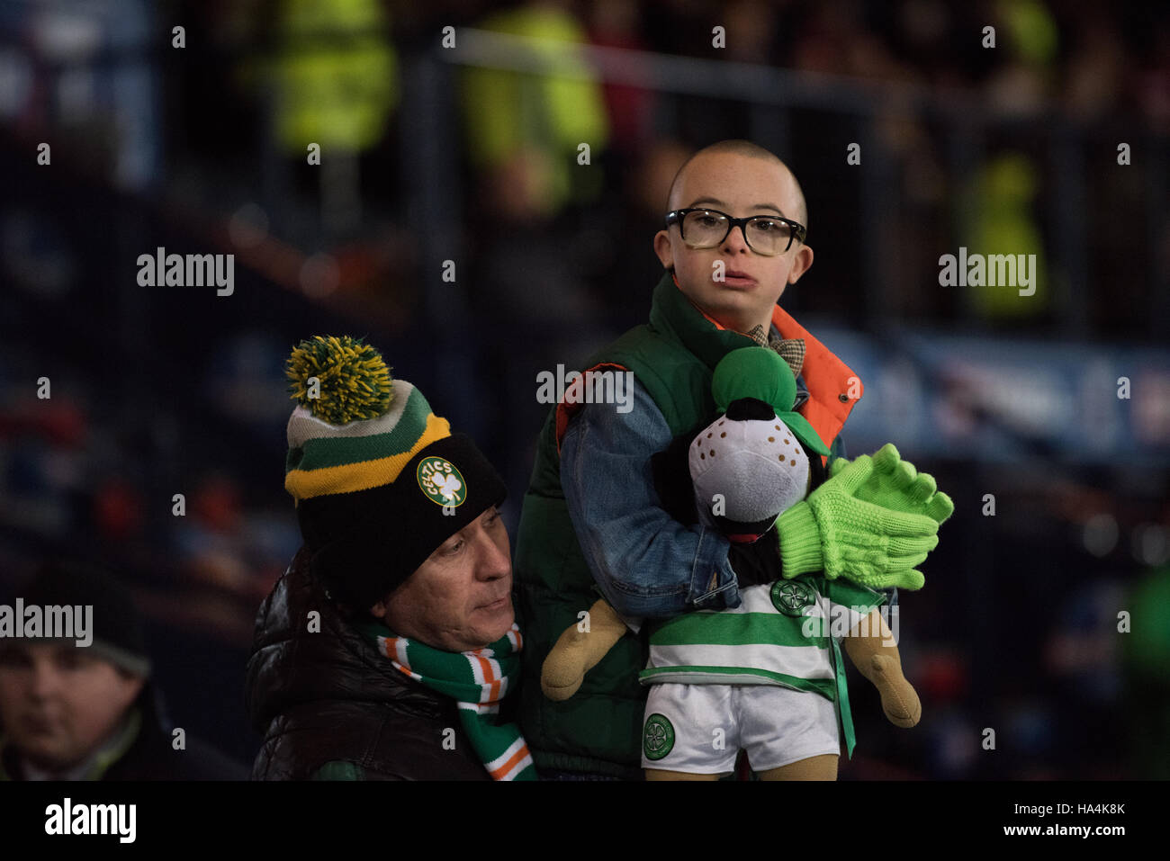 Glasgow, Royaume-Uni. 27 Nov, 2016. Celtic superfan Wee Jay Beatty est un heureux Bhoy Crédit : Tony Clerkson/Alamy Live News Banque D'Images